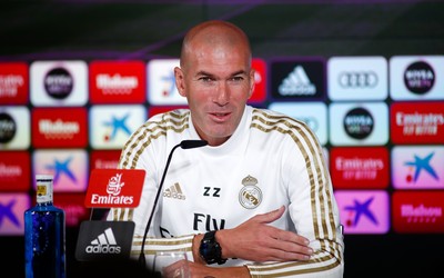 168电竞独家-B席更衣室弹吉他视频火了